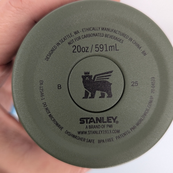 Stanley All Day Slim Bottle | 20 OZ dried pine Christmas gift water bottle new - Picture 6 of 8